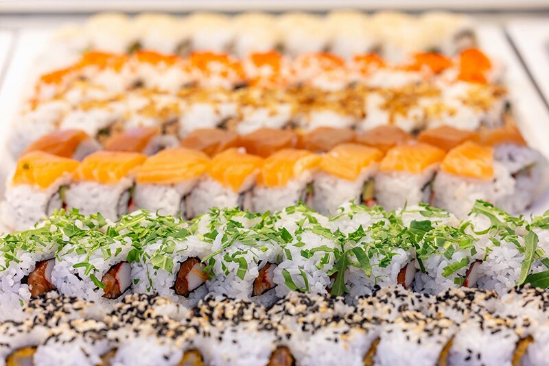 Bunte Auswahl an Sushi-Rollen im All-you-can-eat-Buffet
