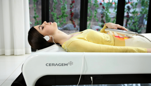 Wirbelsäulen-Scan und Tiefenwärme auf der Ceragem Therapieliege