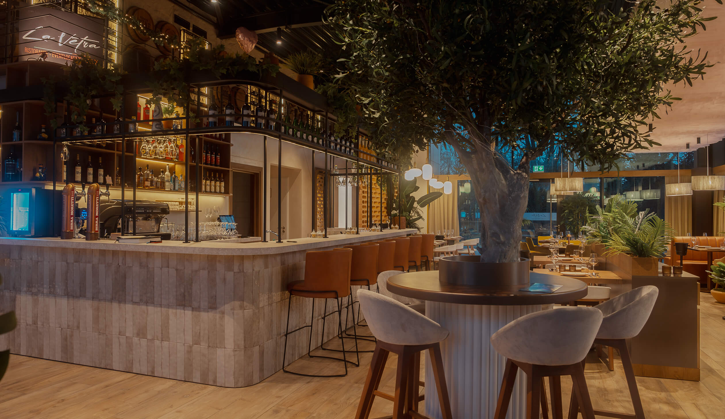 Eleganter Innenbereich des Ristorante La Vetra mit moderner Bar, gemütlichen Sitzbereichen und stimmungsvoller Beleuchtung