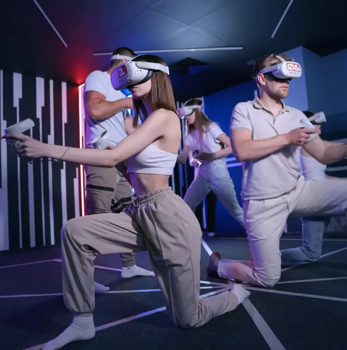 Erwachsene in Action mit VR-Brillen bei einem Spiel in der Another World Berlin VR Arena