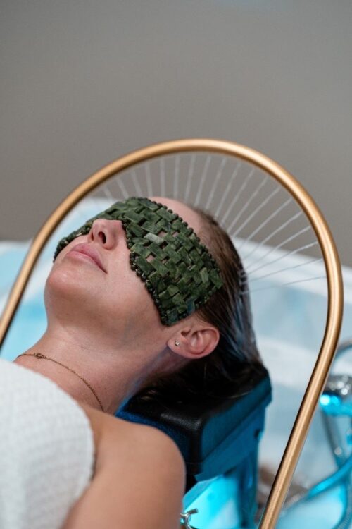 Frau mit Jade-Augenmaske bei einer entspannenden Head Spa Behandlung in Essen
