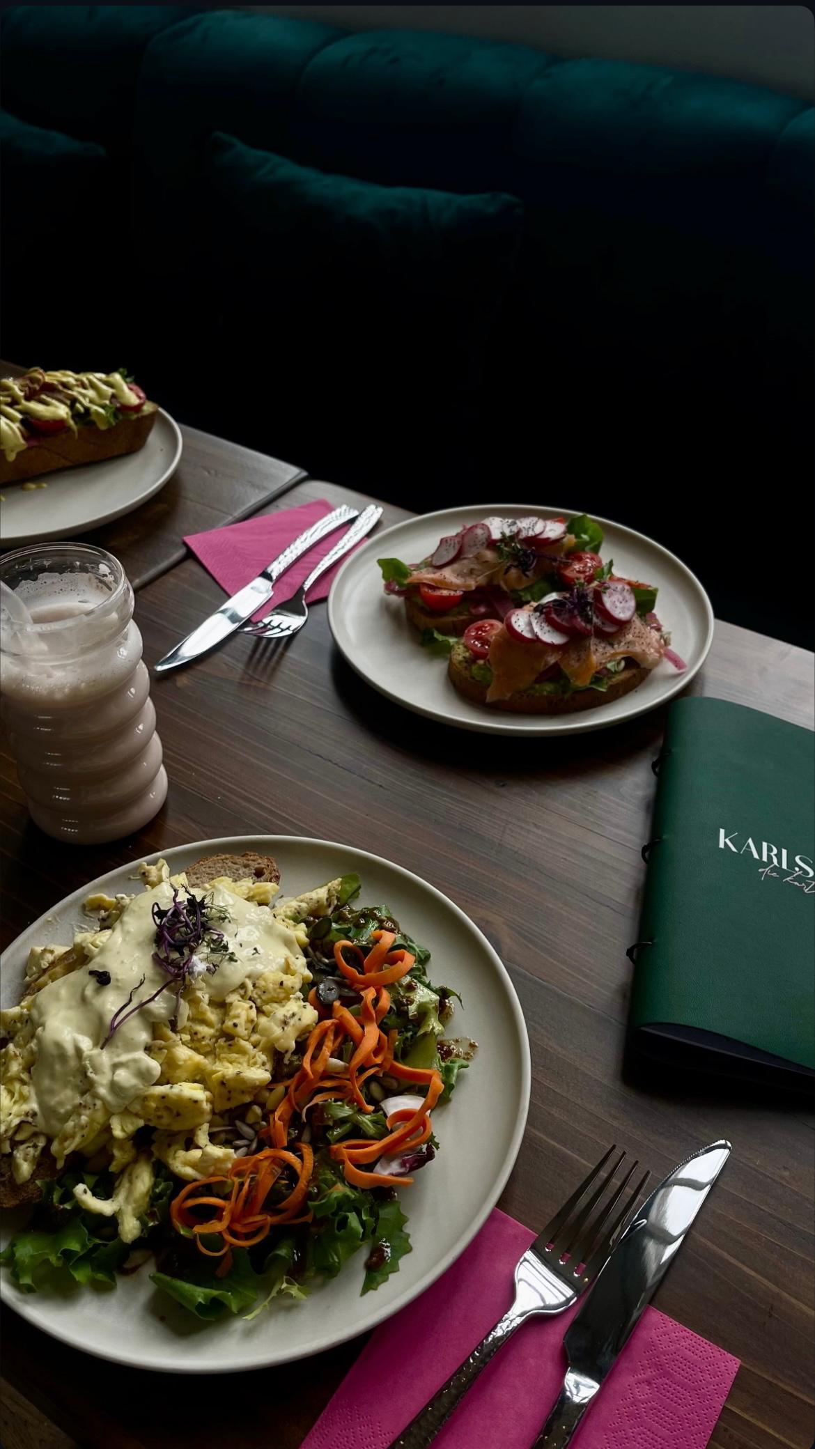 Frühstück im KARLSON Darmstadt mit Rührei, gemischtem Salat, Lachs-Toast, Radieschen und cremigem Smoothie