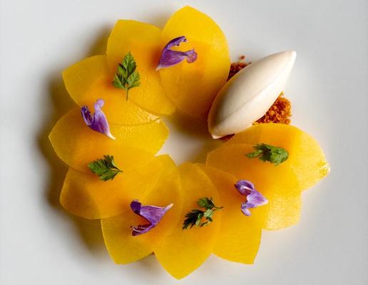 Gourmet-Dessert aus Butternusskürbis mit Blüten, Kräutern und Eis vom Bonvivant Cocktail Bistro in Berlin