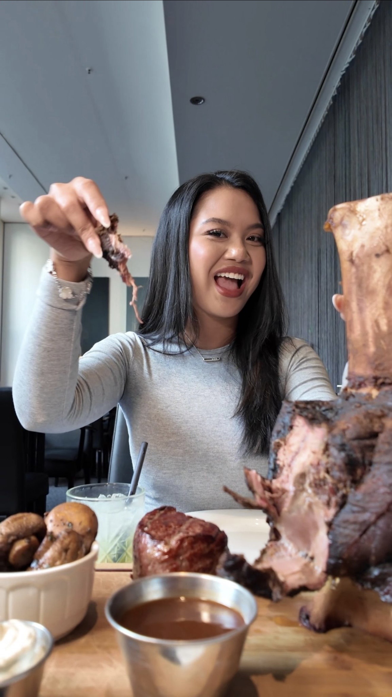 1,6 kg Beefhammer mit 4 Beilagen nach Wahl – Bild 3