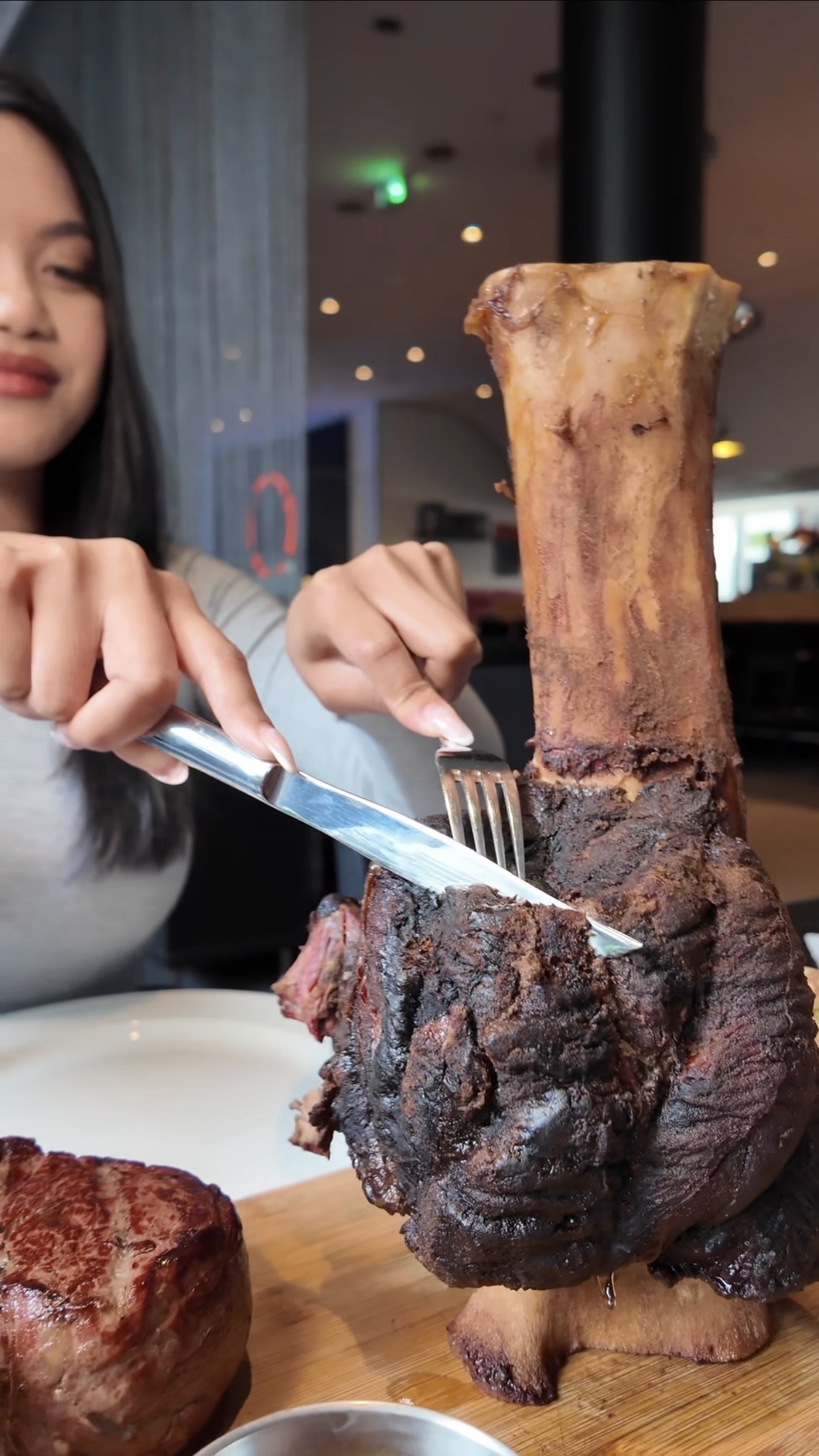 1,6 kg Beefhammer mit 4 Beilagen nach Wahl – Bild 4