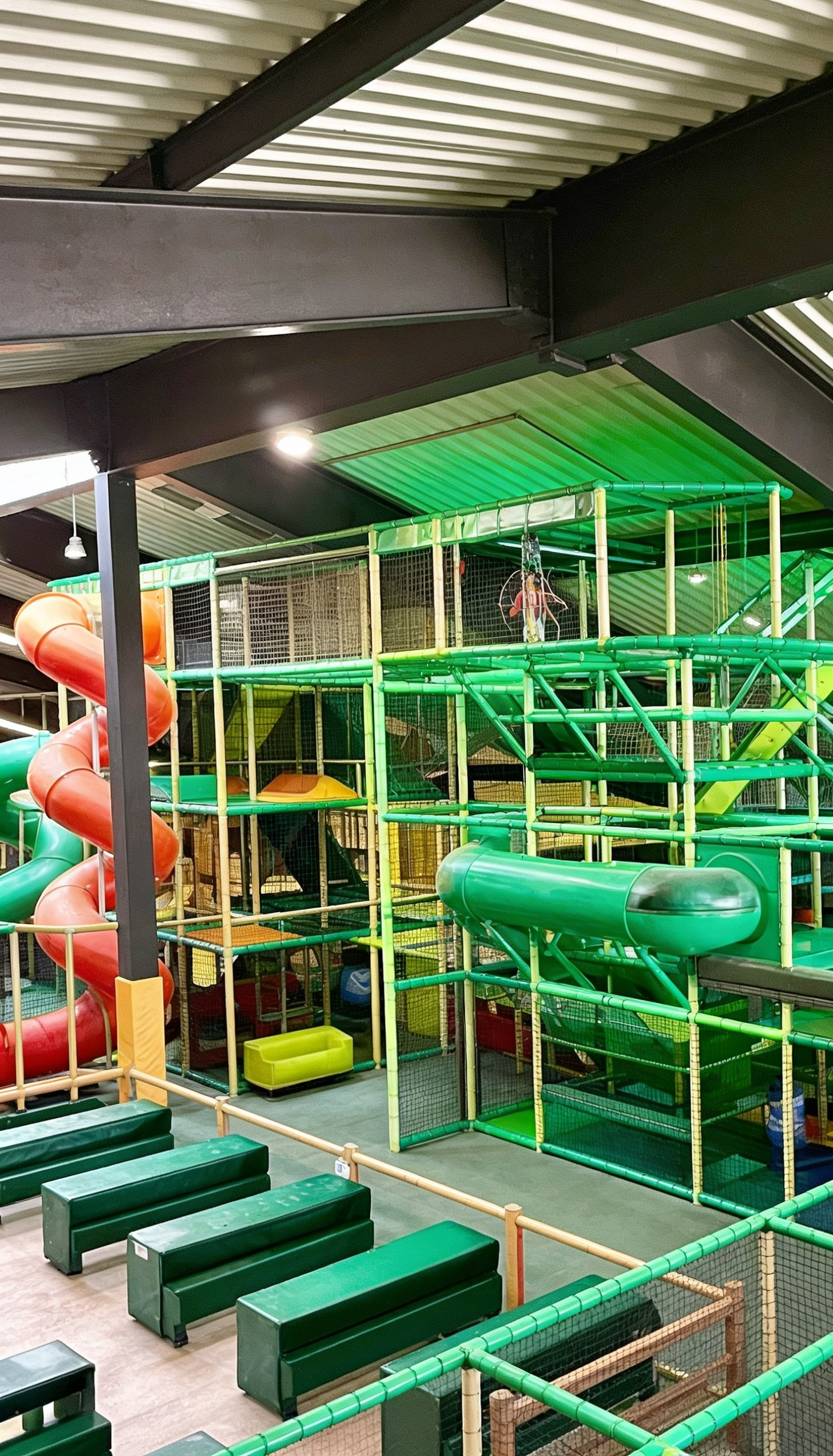 Indoor-Spielplatz im HI FLY Hilden mit Klettergerüsten, Rutschen, Tunneln und Spielbereichen für Kinder