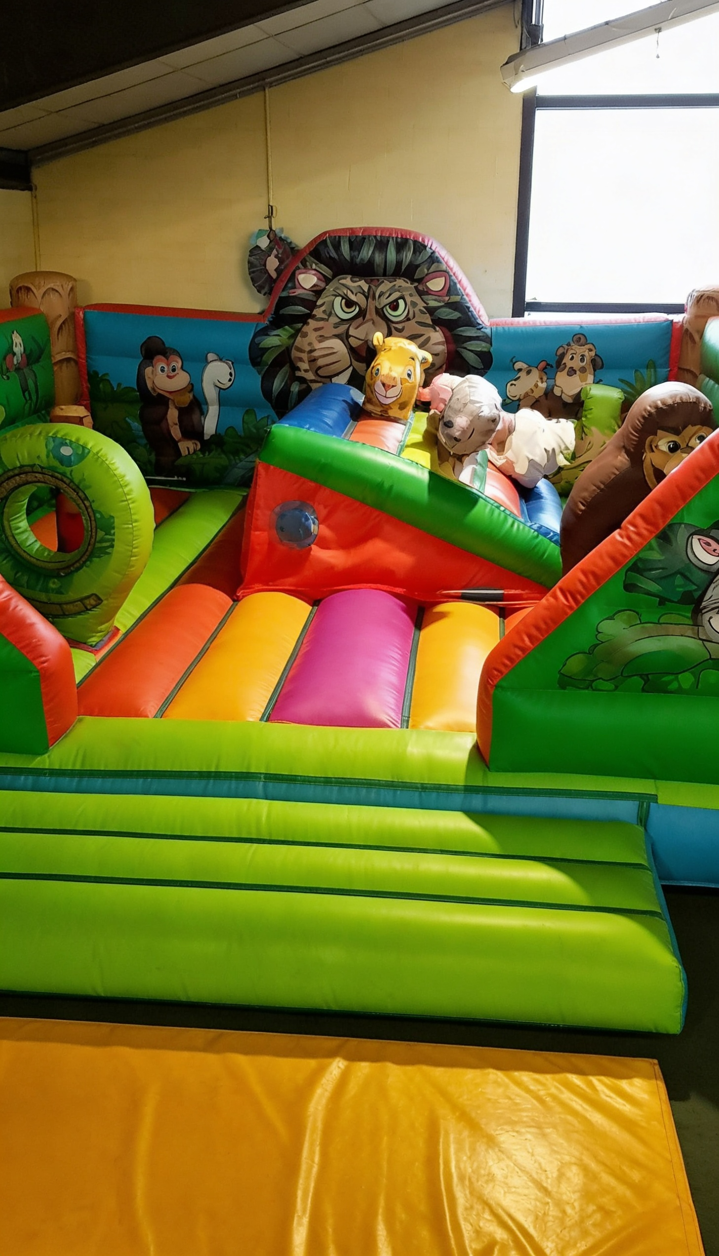 Kinder spielen im HI FLY Hilden auf einer bunten Hüpfburg und Trampolin Area – Indoor-Freizeitspaß für Familien und Kinder