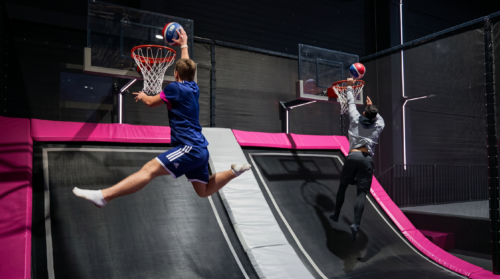 Basketball im HiFly Trampolinpark Hilden – Teilnehmer springen auf Trampolinen und erzielen spektakuläre Dunks auf den Basketballkorb