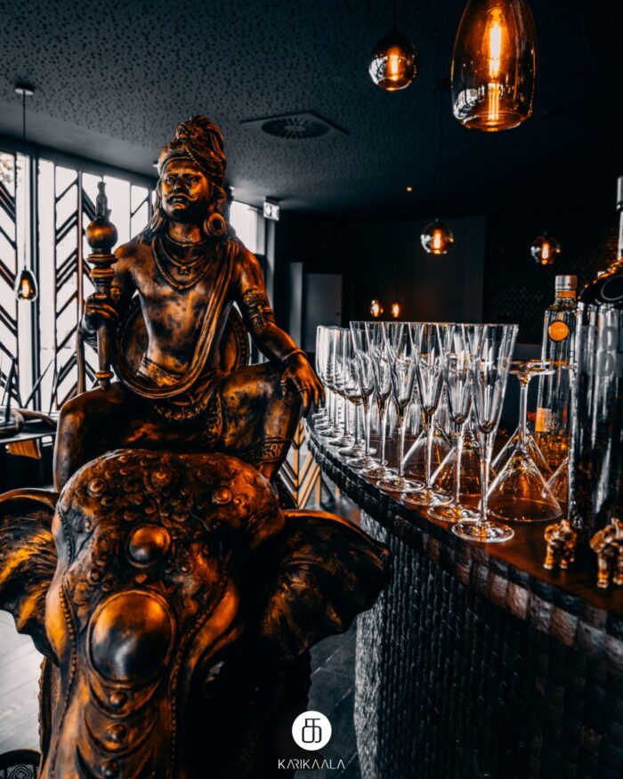 Indische Statue an der stilvollen Bar im Restaurant Karikaala in Lohmar