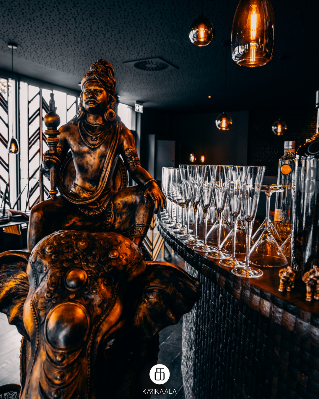 Indische Statue an der stilvollen Bar im Restaurant Karikaala in Lohmar