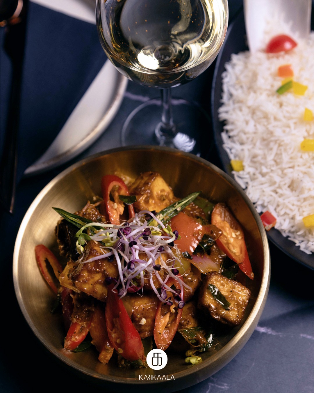 Schale mit würzigem indischen Curry und Beilage Reis auf edlem Geschir