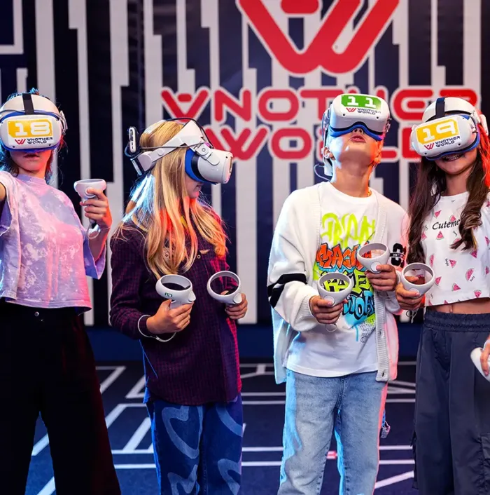 Kinder mit VR-Brillen beim Spielen in der Another World Berlin VR Arena