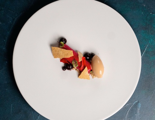 Kunstvoll angerichtetes Rote-Bete-Dessert mit Sorbet, Crumble und Beeren im Bonvivant Cocktail Bistro in Berlin