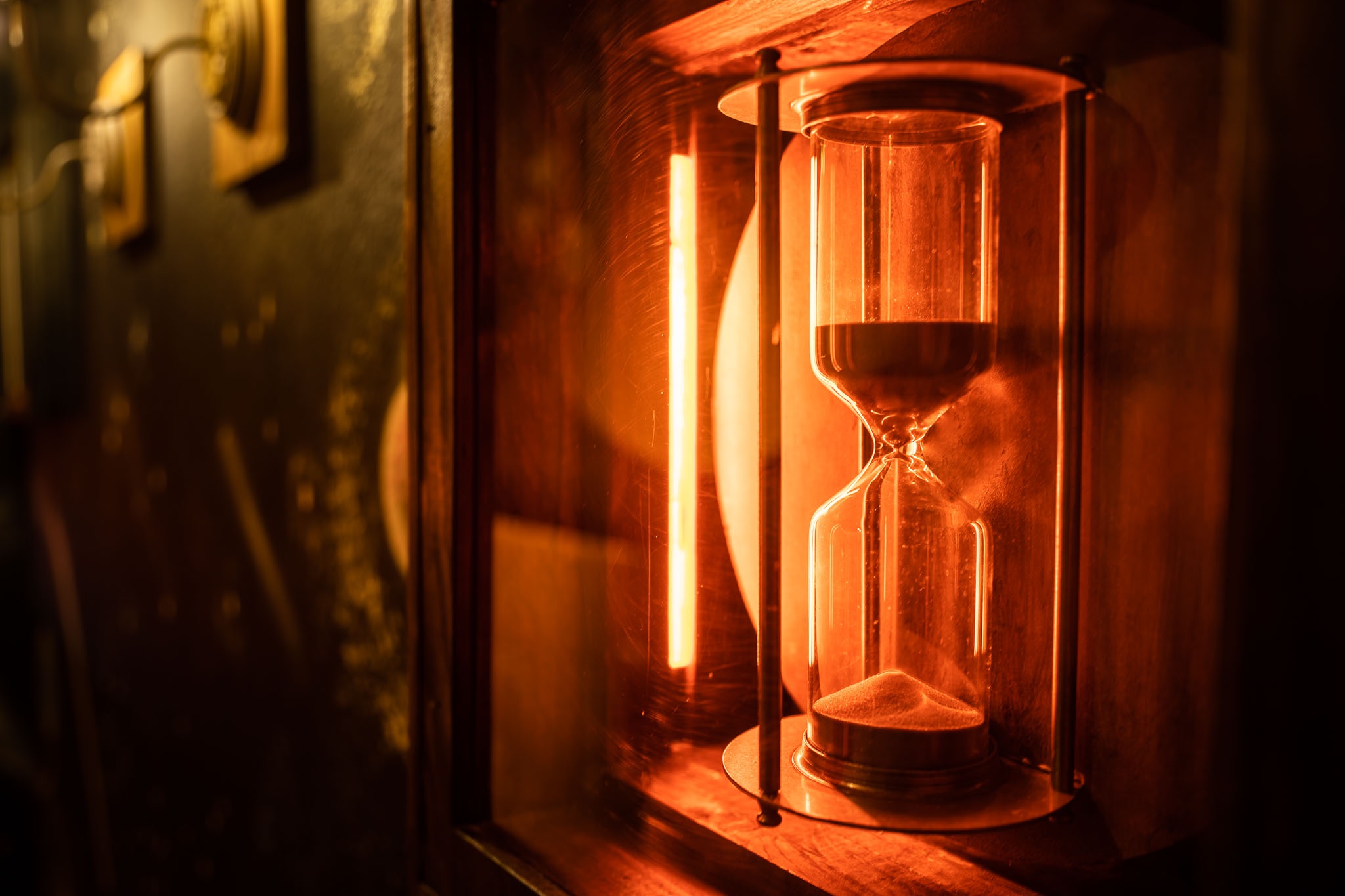 Detailaufnahme einer Sanduhr im Escape Room Labyrintoom Berlin – Leonardo da Vinci’s Cabinet