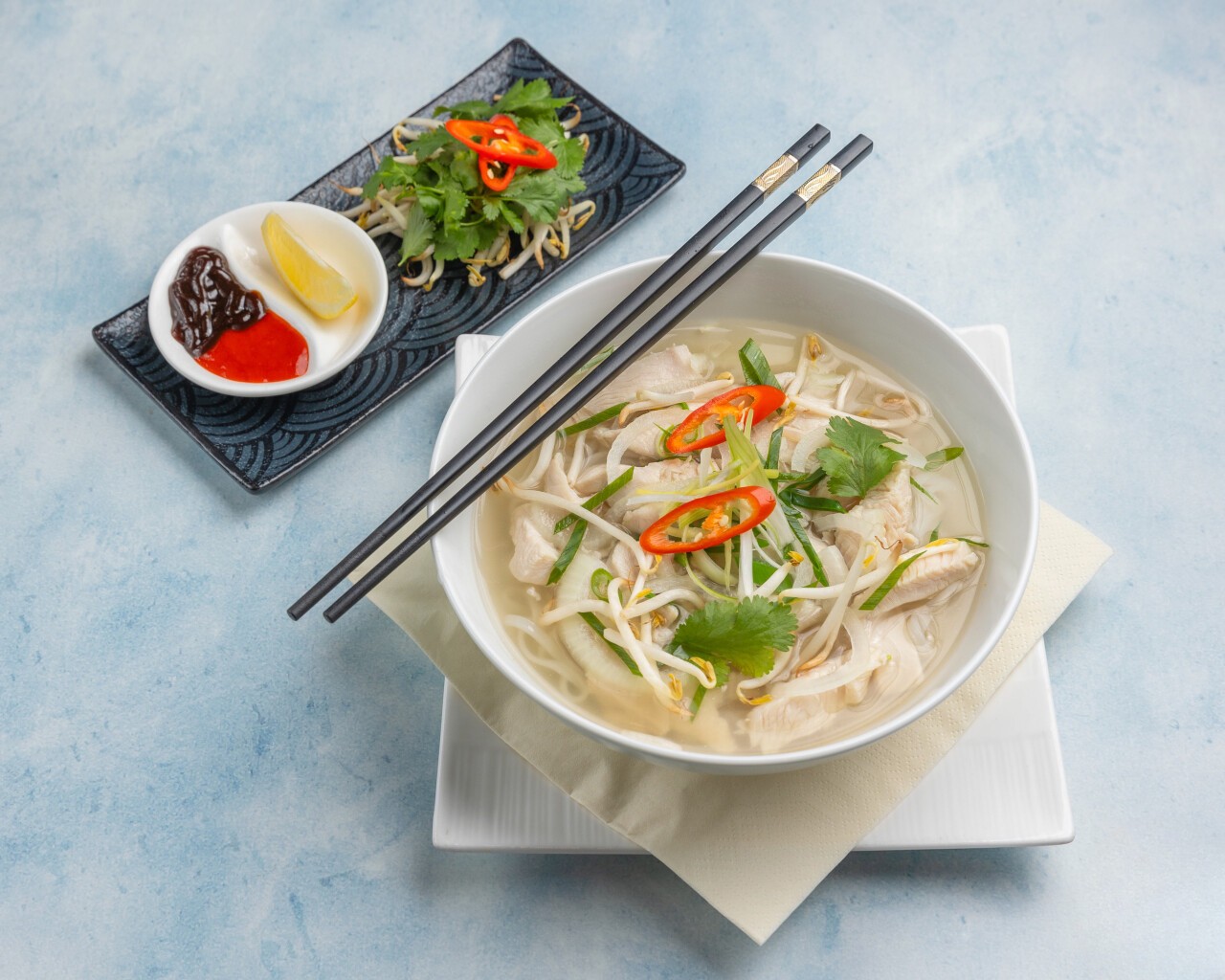Pho Bowl aus dem Ming Son Kitchen Dortmund – Reisnudeln in klarer Brühe mit zarten Hähnchenstreifen, Koriander, Limette und Chili