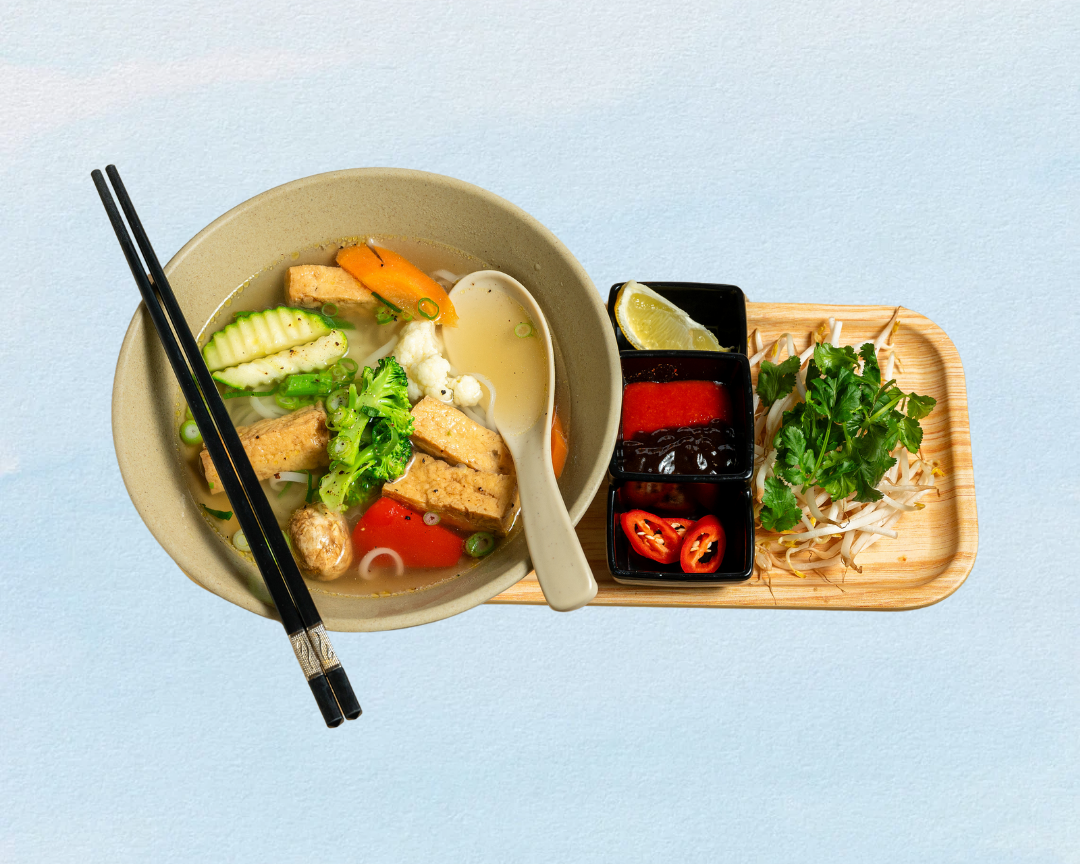 Veganes Pho aus dem Ming Son Kitchen Dortmund – klare Brühe mit Tofu, frischem Gemüse, Reisnudeln, Koriander, Limette und Chili