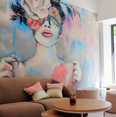 Moderner Innenbereich der Wellnesslounge Hanau mit künstlerischer Wandbemalung