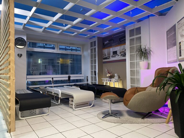 Moderner Innenraum von Ceragem Gelsenkirchen mit mehreren Therapieliegen und entspannter Beleuchtung
