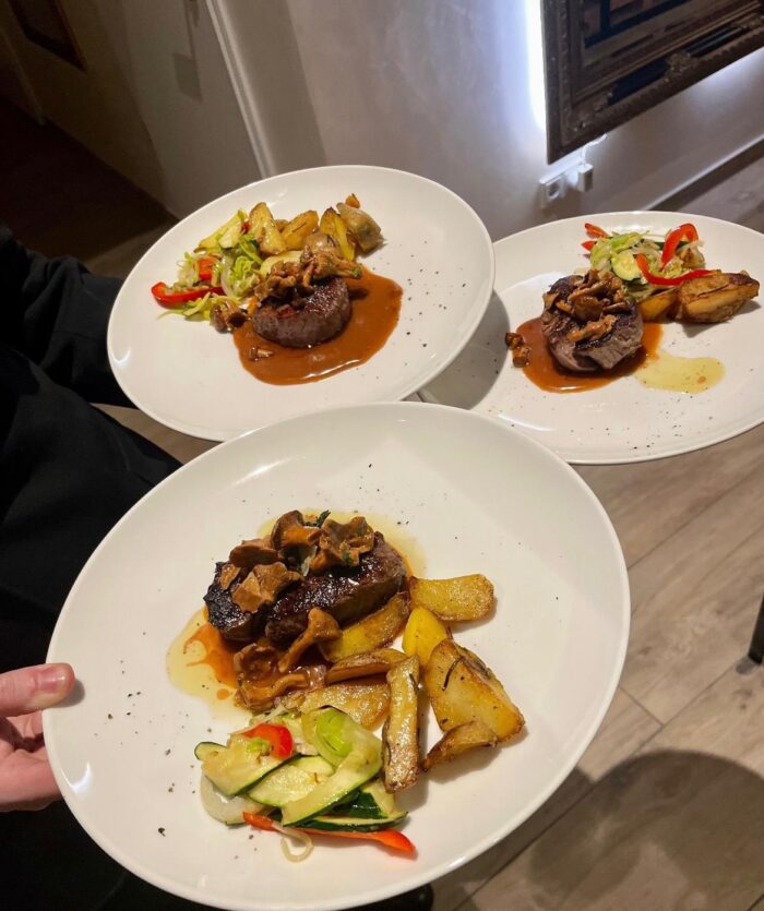 Rinderfilet mit Pfifferlingen, Rosmarinkartoffeln und buntem Gemüse auf weißem Teller im Ristorante La Vetra