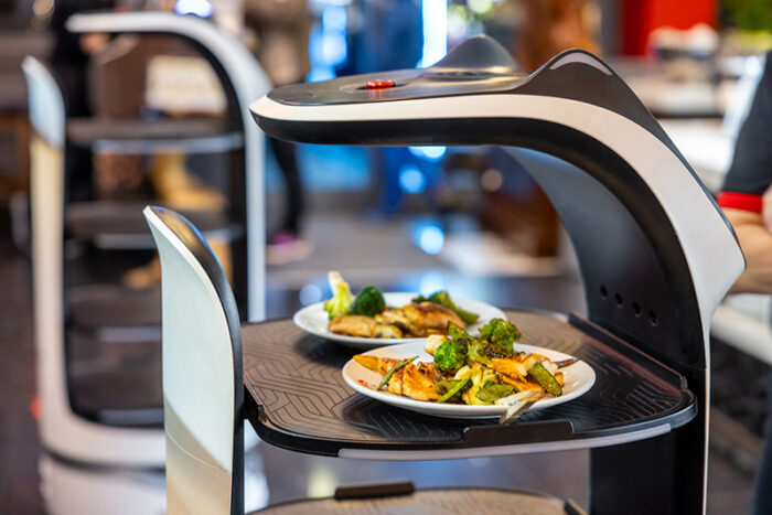 Servierroboter bringt asiatische Gerichte im All-you-can-eat-Restaurant