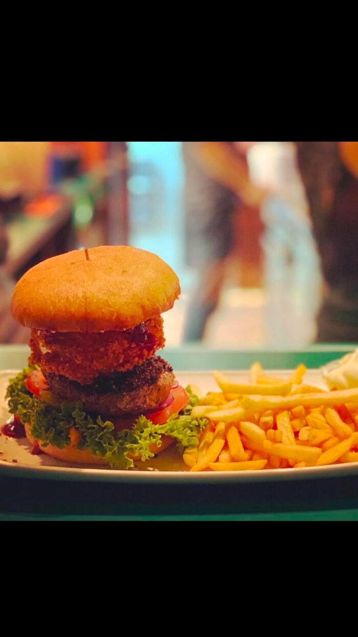 Saftiger Burger mit knusprigen Pommes in der 11 Freunde Bar Essen beim All-you-can-eat-Angebot