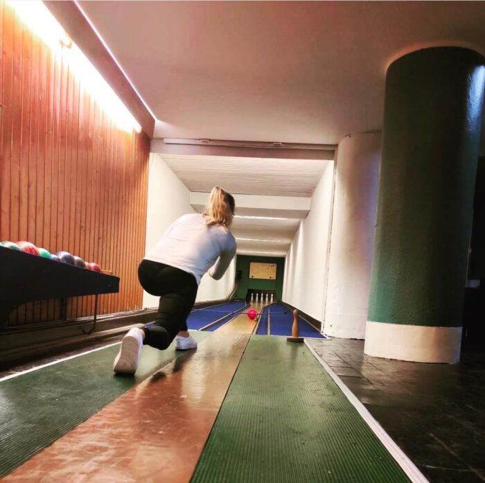 Frau beim Kegeln auf der Bahn in der 11 Freunde Bar Essen