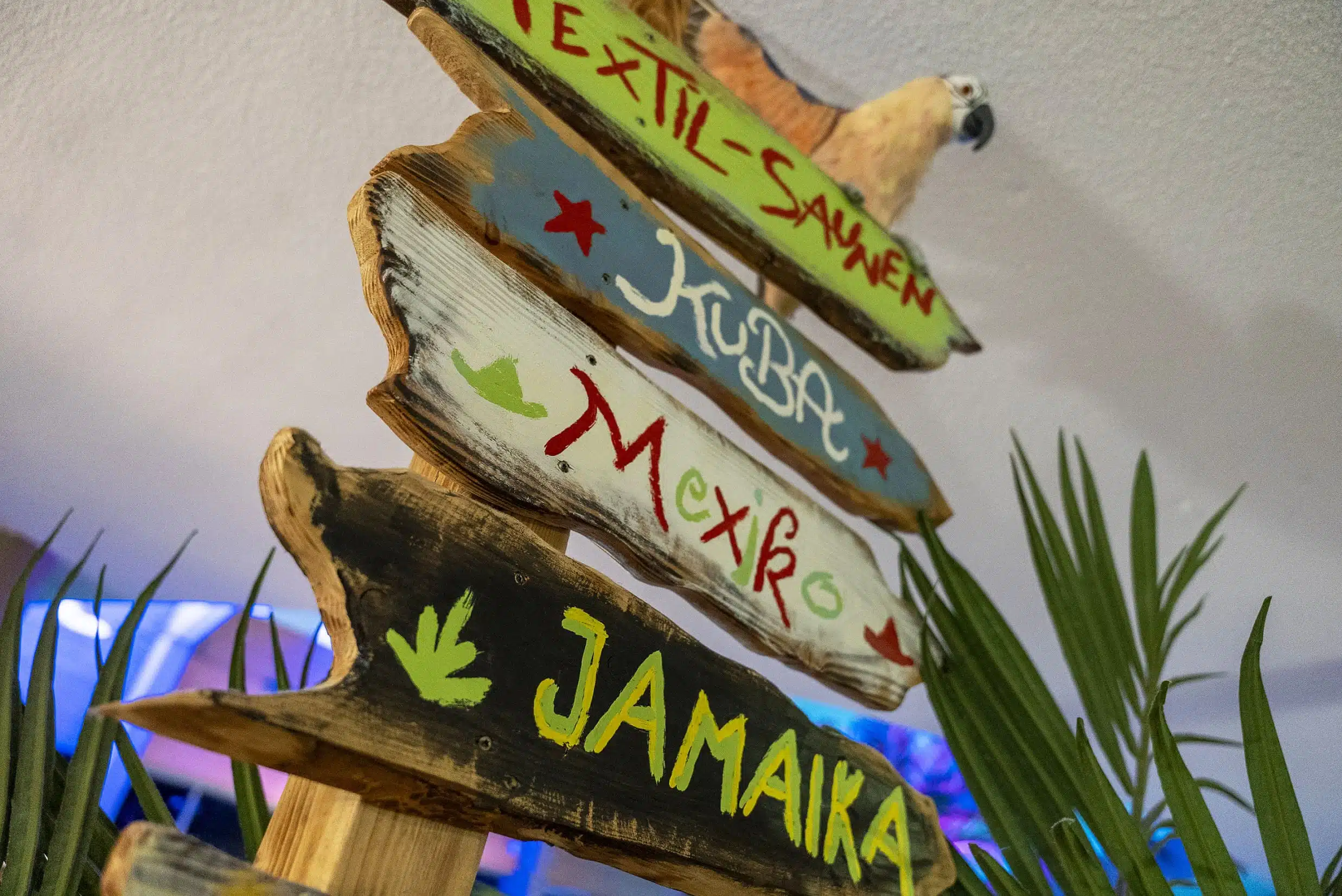 Bunte Holzschilder mit verschiedenen Saunawelten im Aquamagis Plettenberg