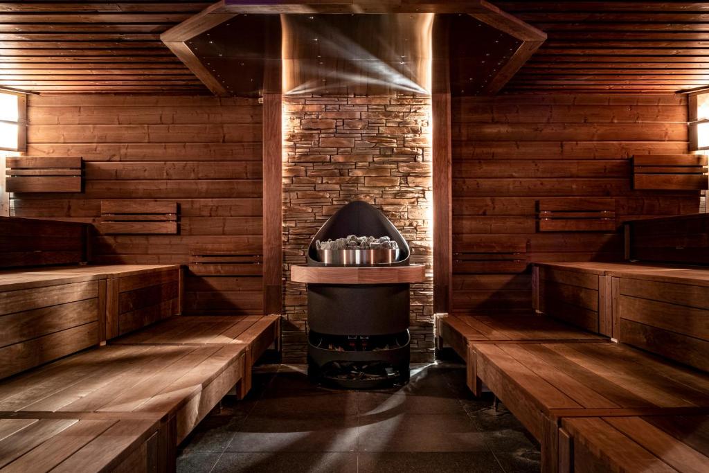 Gemütliche Sauna mit Holzbänken im Mauritius Hotel & Therme in Köln