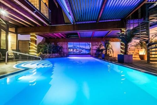Beleuchteter Innenpool im Mauritius Hotel & Therme Köln mit tropischem Ambiente