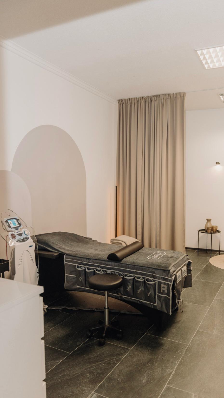 Stilvoll eingerichteter Behandlungsraum im Body Sonic Gesundheitsstudio Plettenberg mit moderner Ausstattung