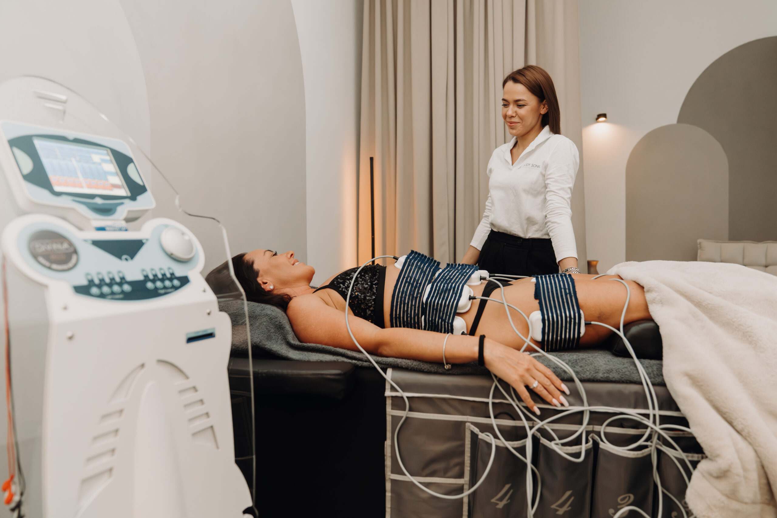 Kundin bei einer Divina Bodyforming Behandlung im Body Sonic Gesundheitsstudio Plettenberg