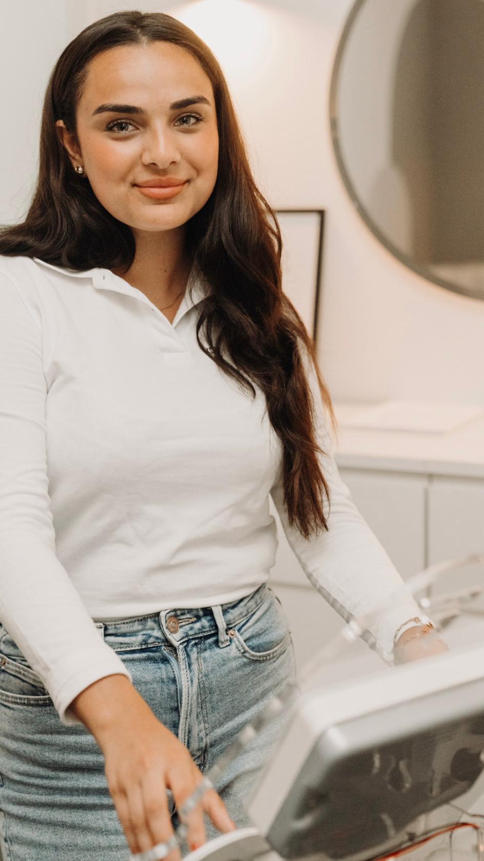 Mitarbeiterin des Body Sonic Gesundheitsstudios Plettenberg lächelt freundlich in die Kamera