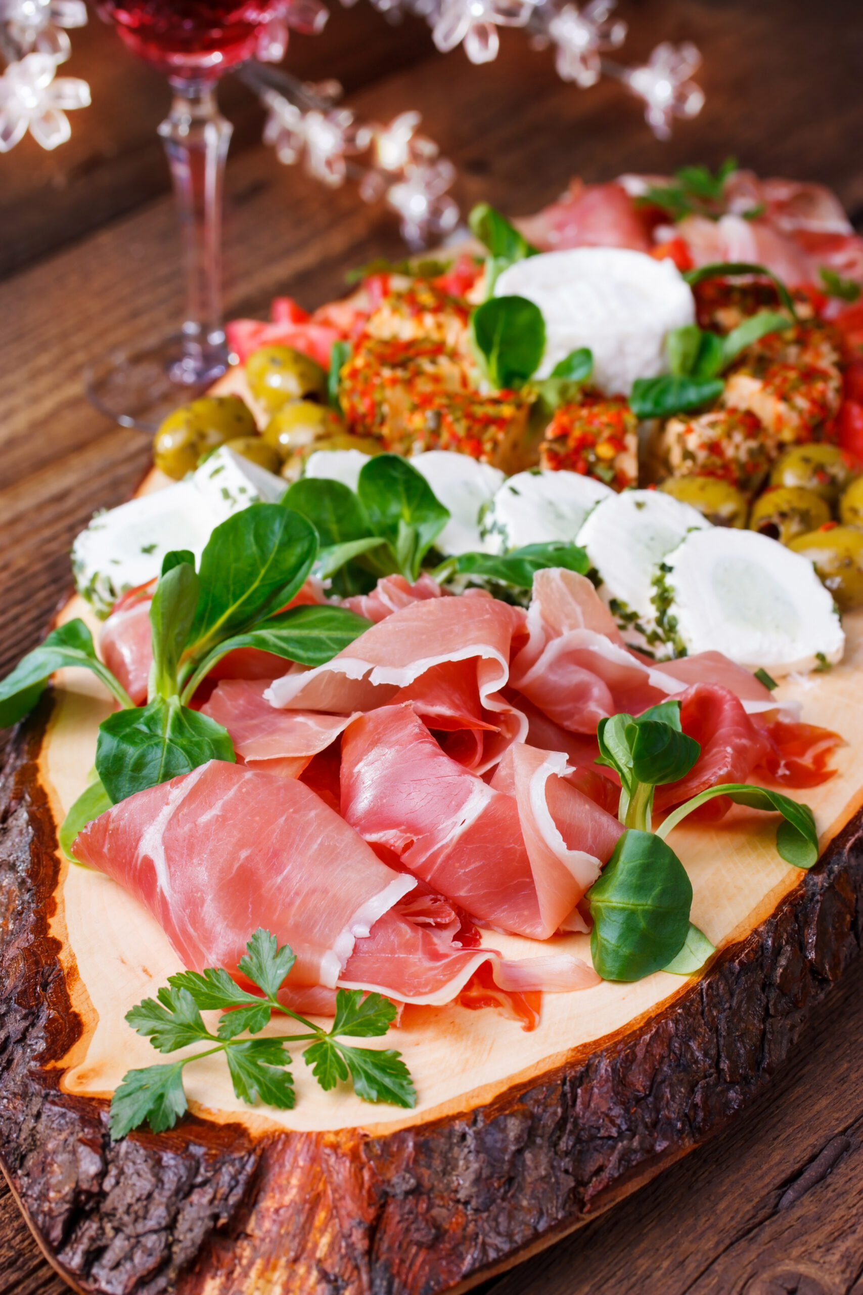 Antipasti-Platte mit Schinken, Käse, Oliven und Frischkäse bei Mookai Beach Rodenbach