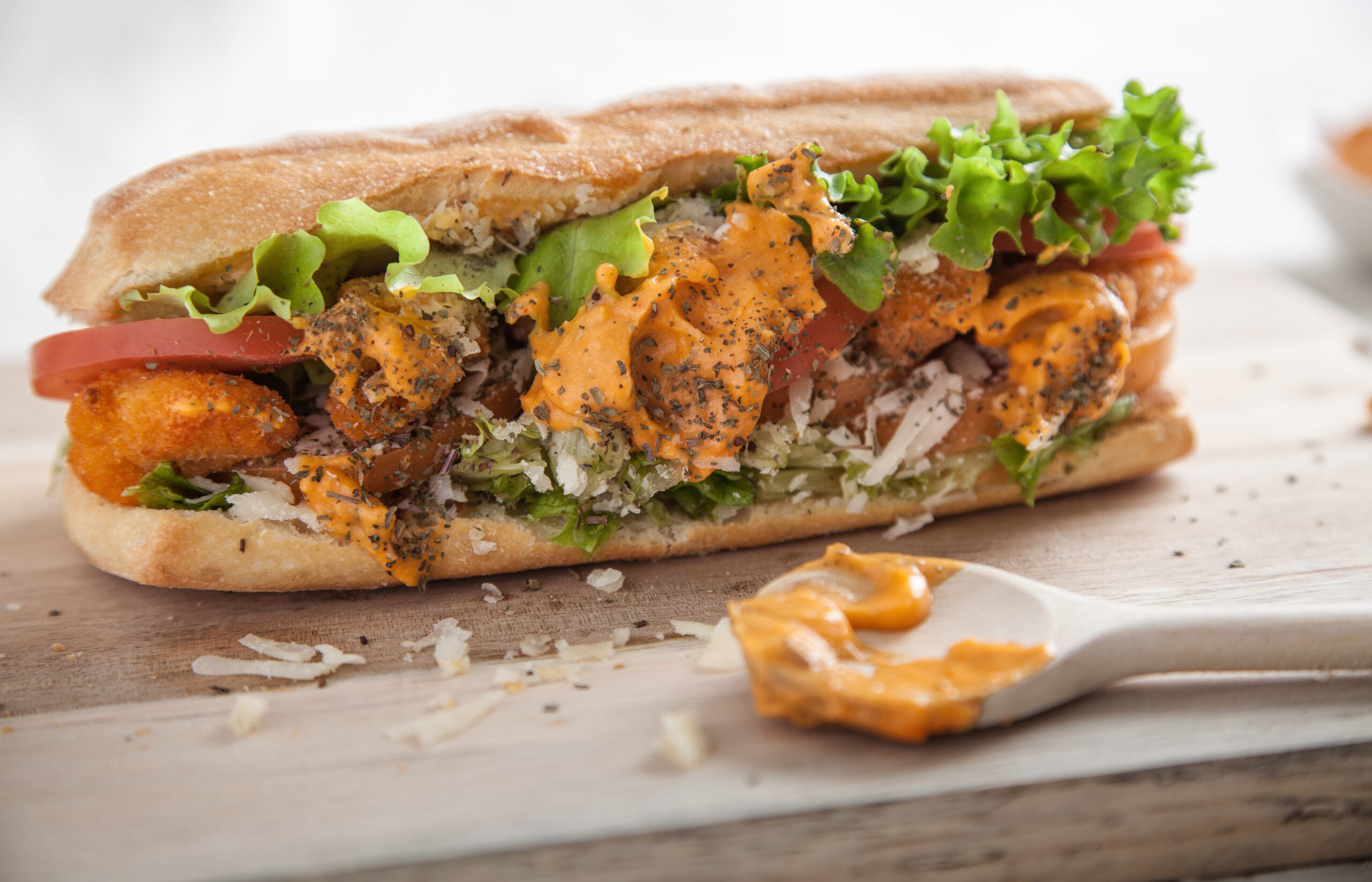 Frisch belegtes Baguette mit gegrilltem Gemüse, Salat und Sauce im City Fritti Hilden