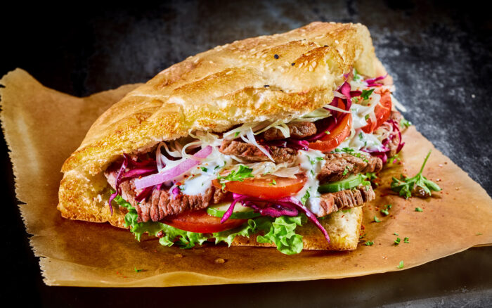 Frisch belegter Döner mit Salat, Tomaten und Sauce im City Fritti Hilden