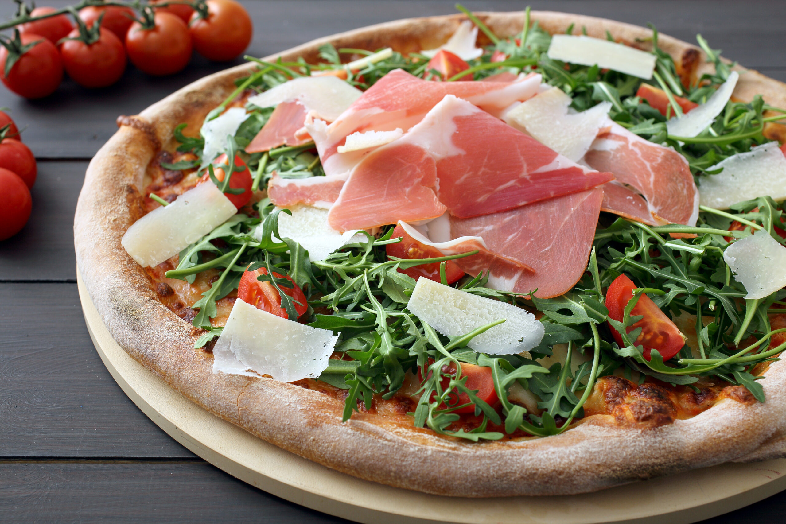 Frische Pizza mit Rucola, Parmaschinken und gehobeltem Parmesan im City Fritti Hilden