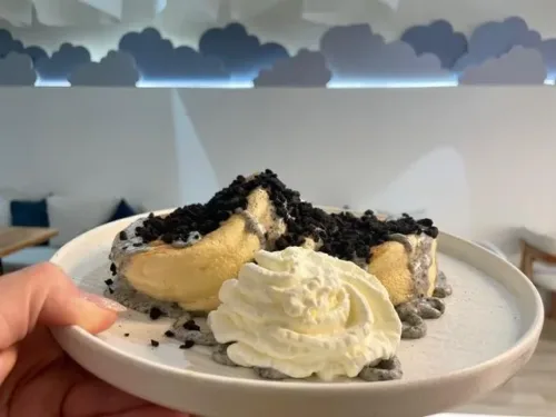 Soufflé-Pancakes mit Oreo-Crunch und Sahne bei Cloudy Caffee Dortmund