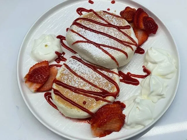 Soufflé-Pancakes mit frischen Erdbeeren, Erdbeersoße und Sahne bei Cloudy Caffee Dortmund