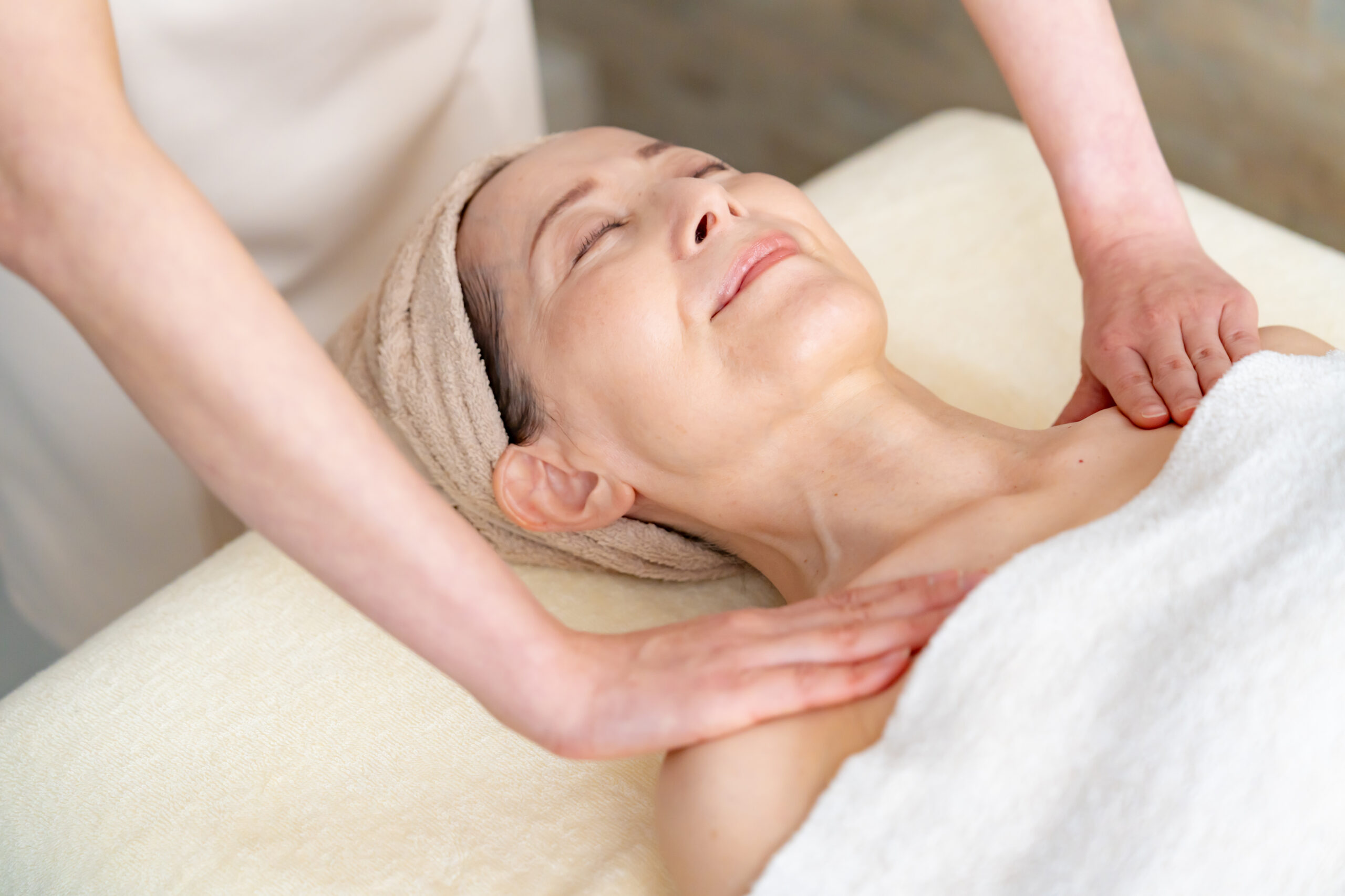 Entspannende Dekolleté-Massage bei einer Wellnessbehandlung