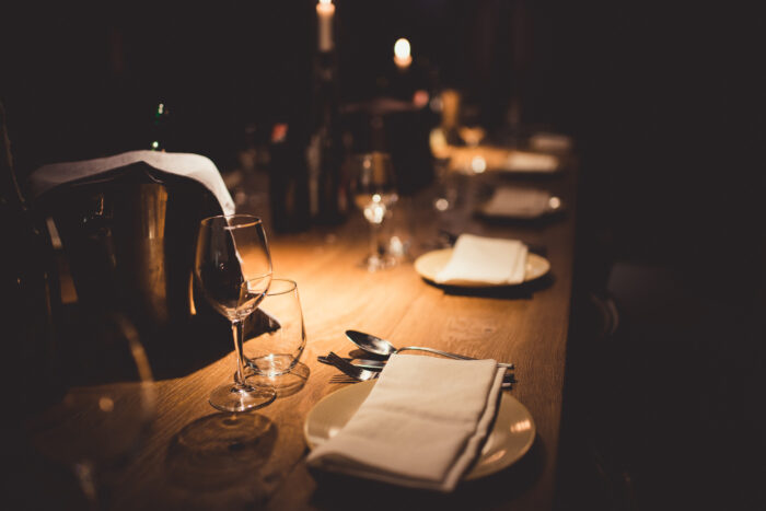 Elegant gedeckter Tisch für ein Dinner in the Dark mit 3-Gänge-Überraschungsmenü