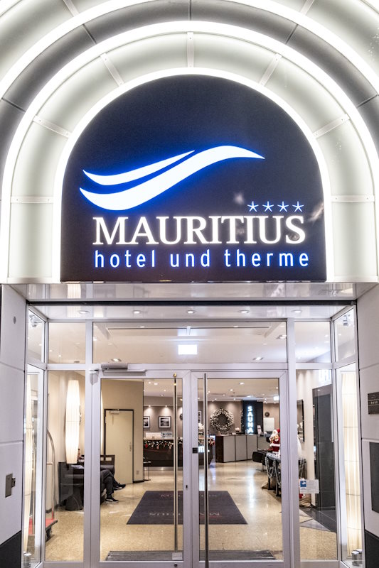 Eingangsbereich des Mauritius Hotel & Therme in Köln mit beleuchtetem Schriftzug