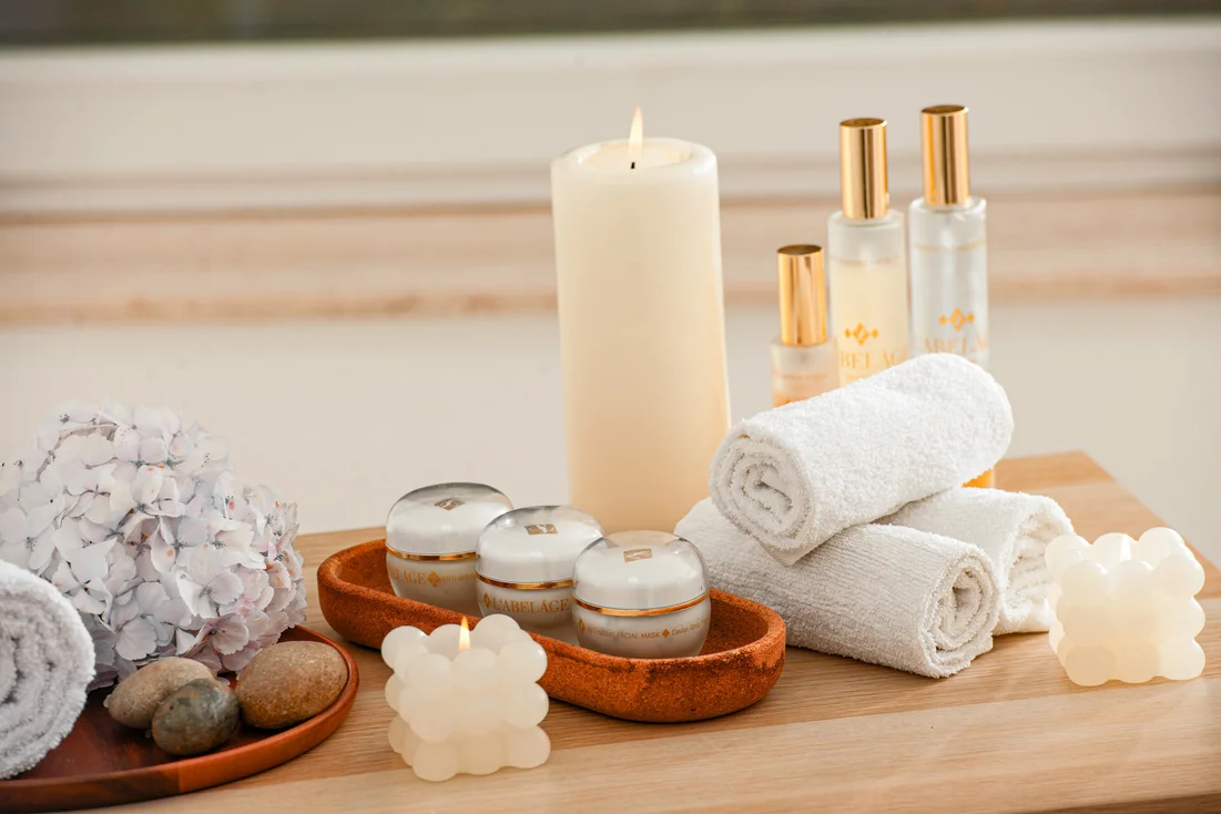 Spa-Set mit Handtüchern, Kerzen und Pflegeprodukten bei Janamou Düsseldorf