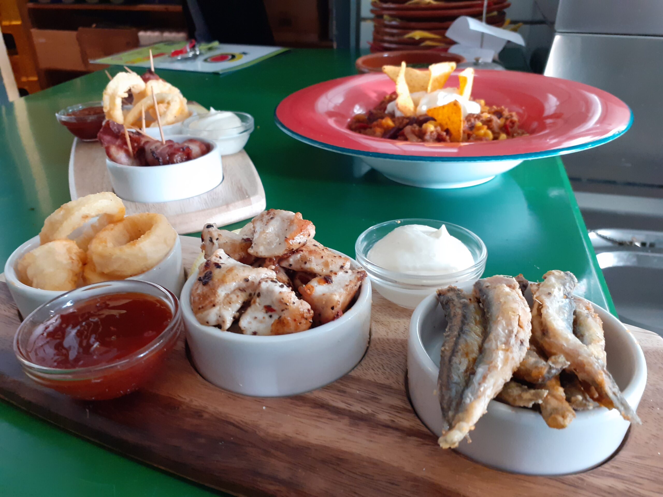 Auswahl an Tapas mit Dips und Saucen bei La Siesta Iserlohn