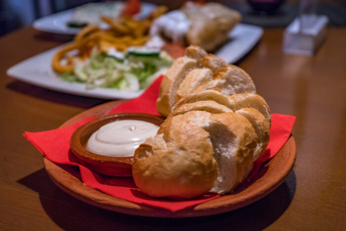 Frisches Brot mit cremigem Dip als Teil der Tapas-Auswahl bei La Siesta Iserlohn
