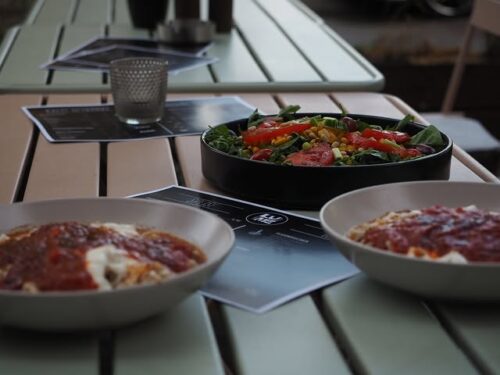 Manti und bunter Salat auf dem Tisch im Lume Café Bar Mannheim