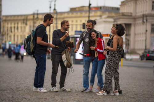 Gruppe von Teilnehmern der Outdoor Escape Tour des Maranja Adventure Clubs in Berlin bei Spaß und Aktion