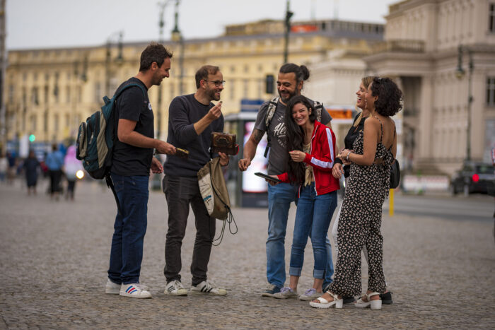 Gruppe von Teilnehmern der Outdoor Escape Tour des Maranja Adventure Clubs in Berlin bei Spaß und Aktion