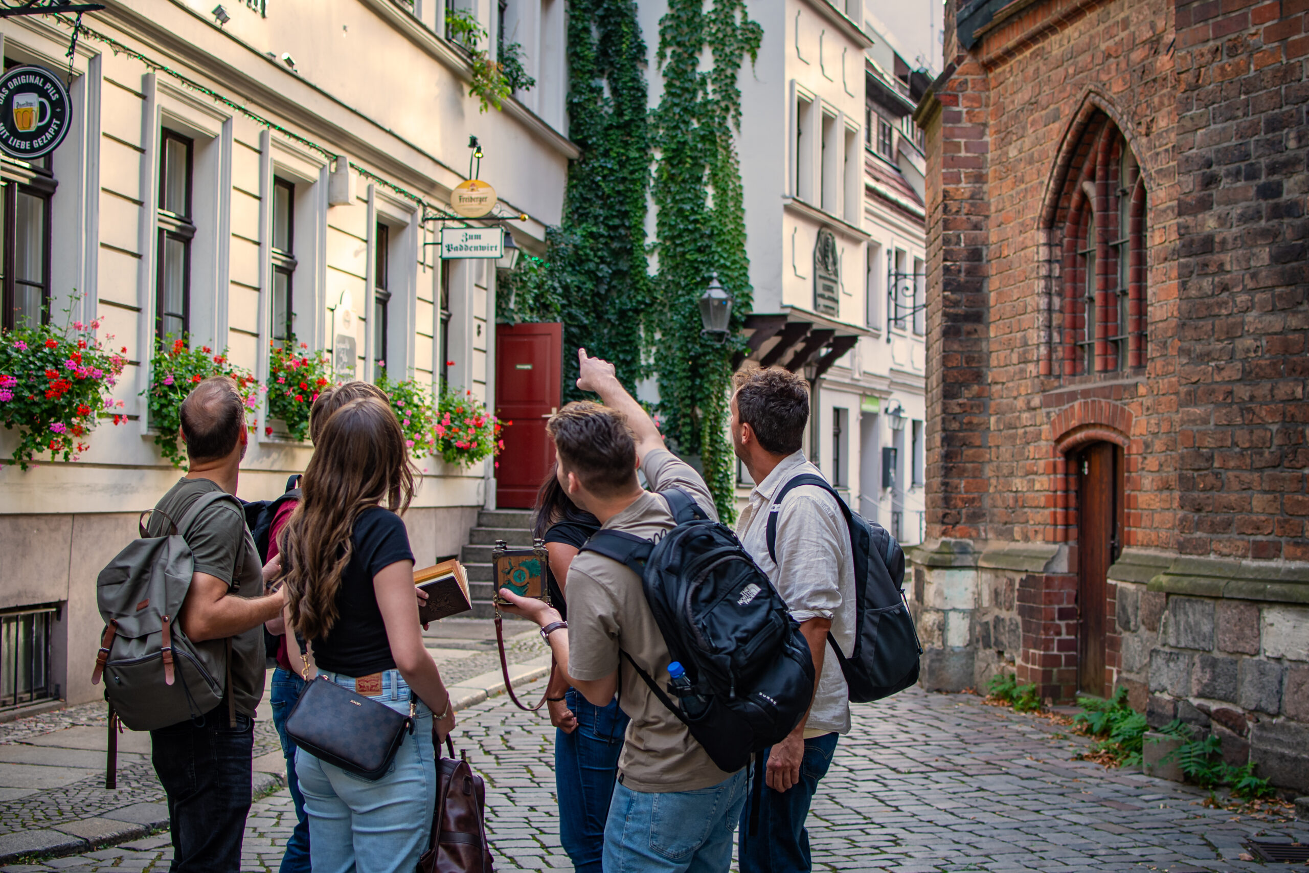 Gruppe von Teilnehmern der Outdoor Escape Tour des Maranja Adventure Clubs in Berlin bei der Suche nach Hinweisen