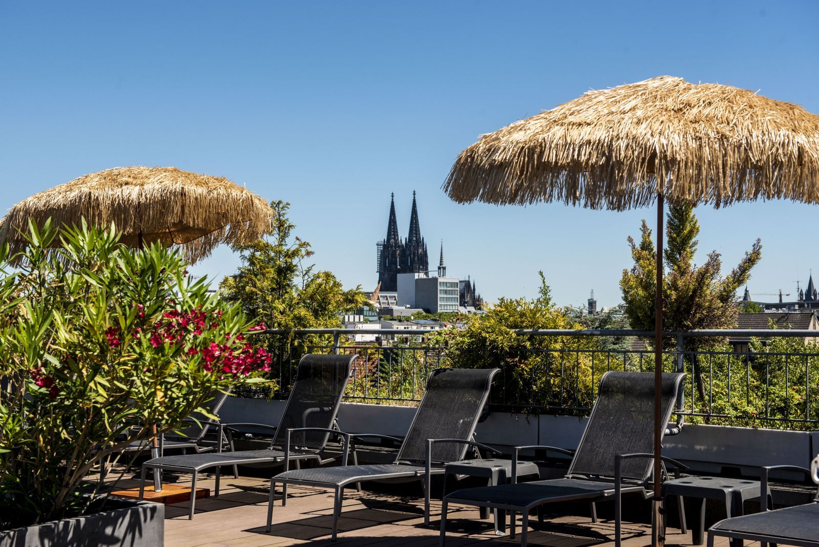 Sonnenliegen auf der Dachterrasse mit Dom-Blick im Mauritius Hotel & Therme
