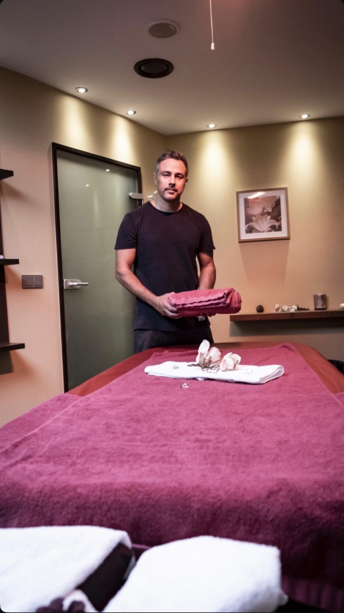Massage-Therapeut im Mauritius Hotel & Therme Köln bereitet den Behandlungsraum vor